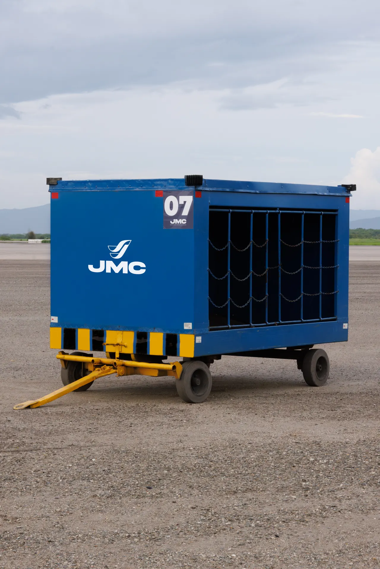 Carrucha de equipaje de JMC con plataforma abierta y cortina lateral, con identificador 07