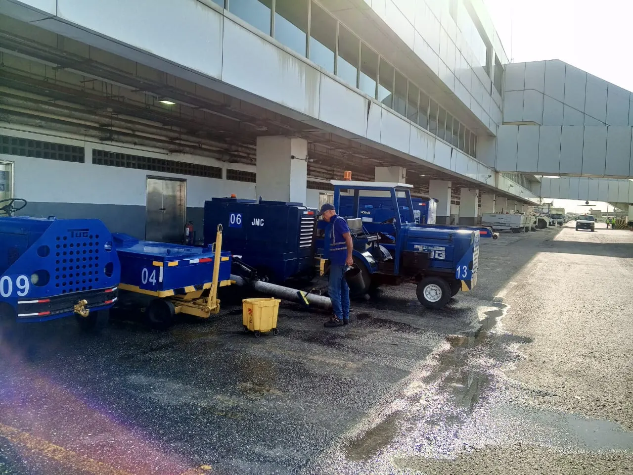 Equipo de JMC realizando labores de limpieza y cuidado de equipos aeroportuarios